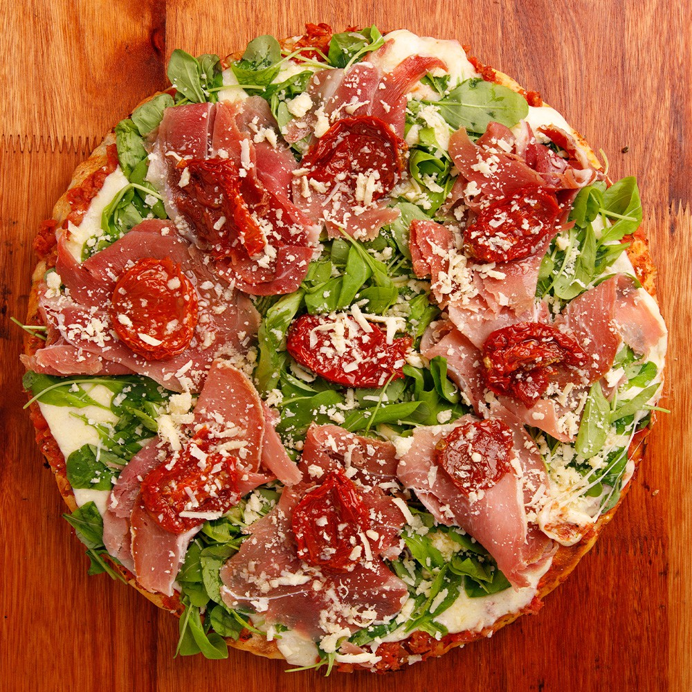 Moderna - Salsa de tomate, muzzarella, rúcula, jamón crudo y tomates deshidratados.<br />