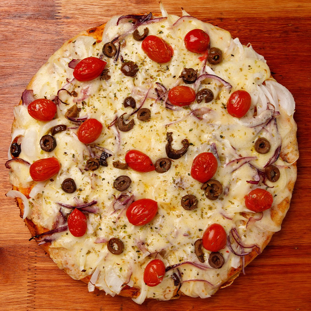 Especial de Cebolla - Salsa de tomate, muzzarella, cebolla, tomates cherry confitados y aceitunas negras.<br />