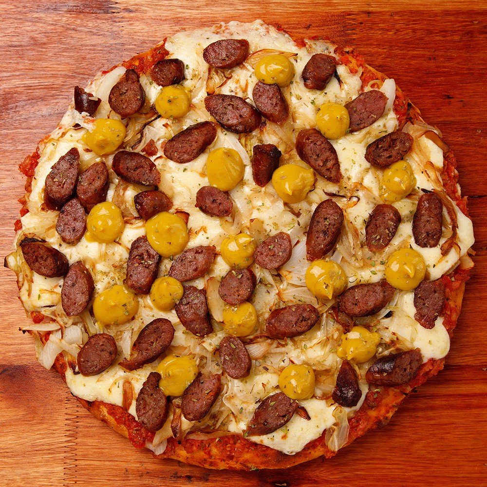 Alemana - Salsa de tomate, muzzarella, cebolla caramelizada, salchicha parrillera y mostaza.<br />