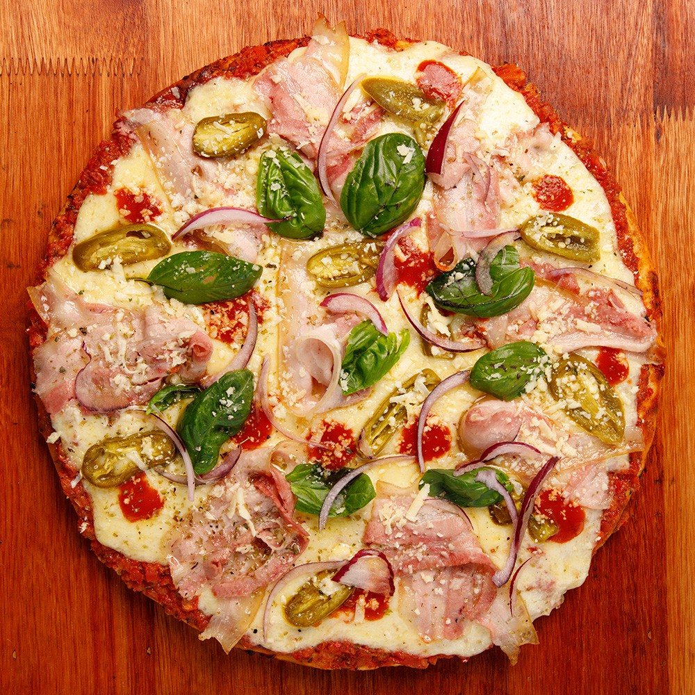 Inferno - Salsa de tomate, muzzarella, panceta feteada, jalapeños verdes en rodajas, salsa de jalapeño rojo, cebolla morada, provolone y hojas de albahaca. <br />