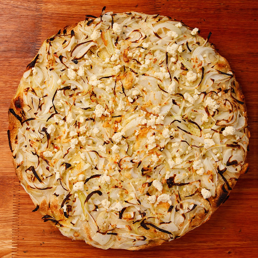 Fugazzetta de jamón - Muzzarella, jamón y cebolla.<br />